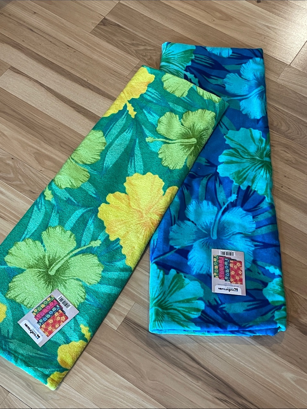 Set of 2 Beach towels- Hibiscus Print. 100% Cotton 30x60 NWT